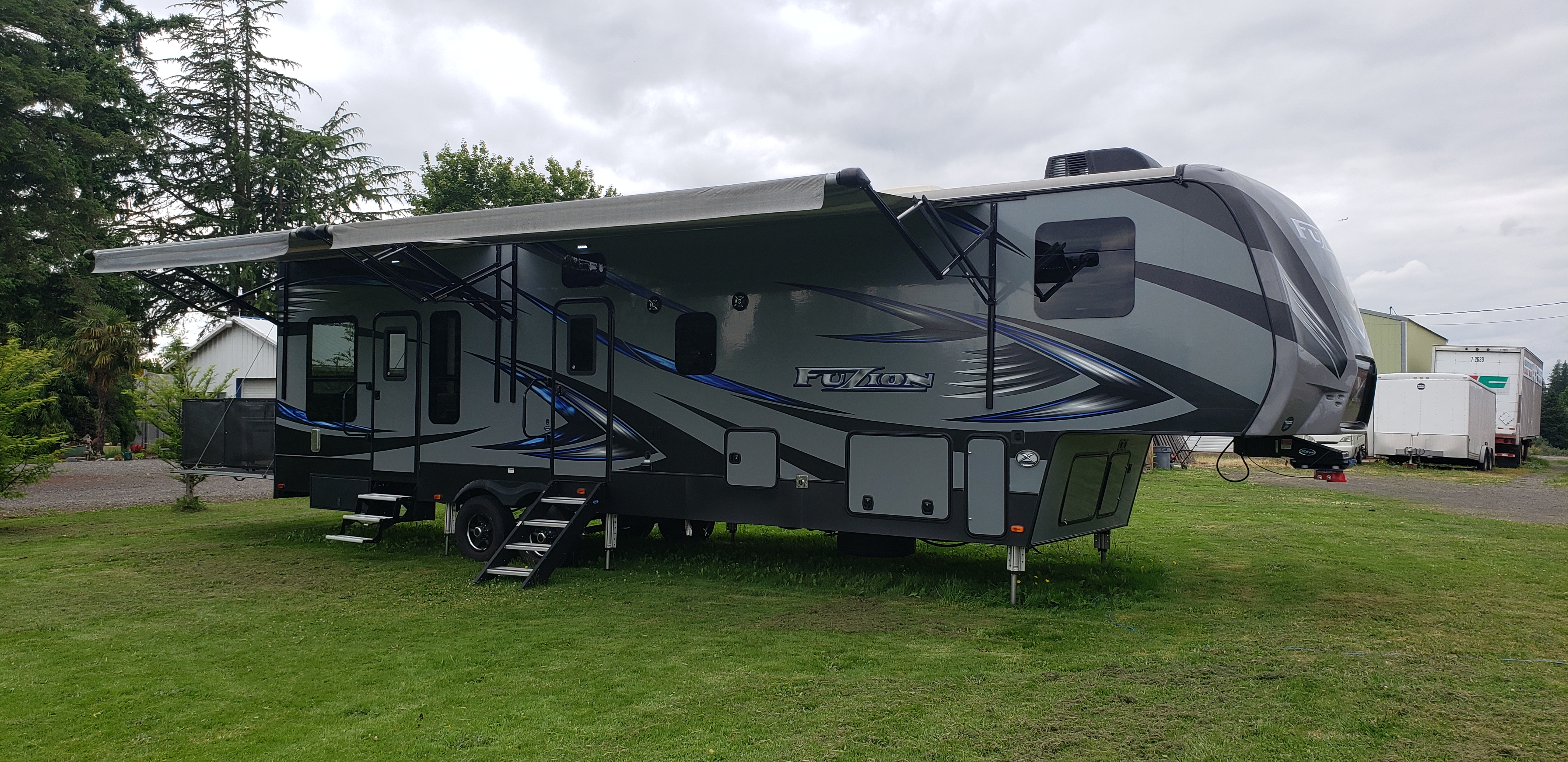 2017 Fuzion 39 Ft 5th Wheel Camper Toy Hauler Nice Save On Fun